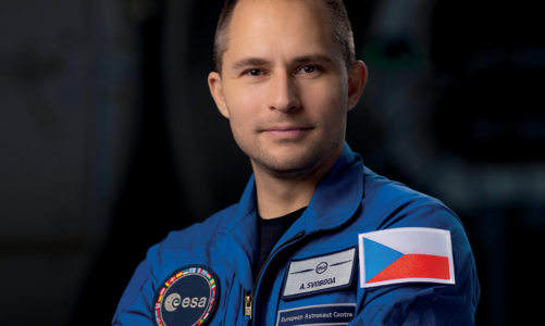 Český astronout Aleš Svoboda z Evropské kosmické agentury na titulní straně Priority magazínu