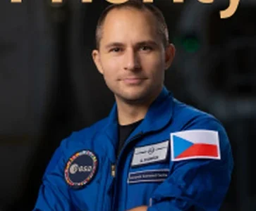 Titulkníé stránka magazínu Priority 3/2025 s portrétem astronauta Aleše Svobody na neutrálním rozostřeném pozadí.