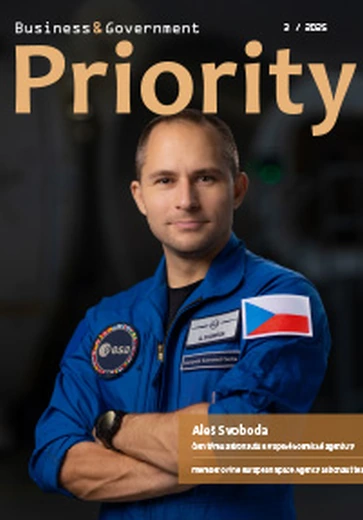 Titulkníé stránka magazínu Priority 3/2025 s portrétem astronauta Aleše Svobody na neutrálním rozostřeném pozadí.