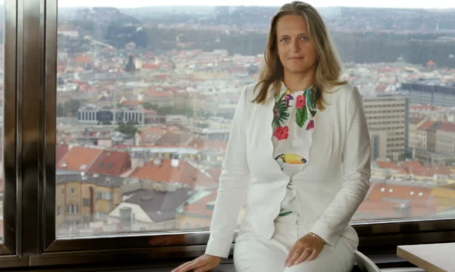 Kateřina Jezerská při rozhovoru s výhledem na město.