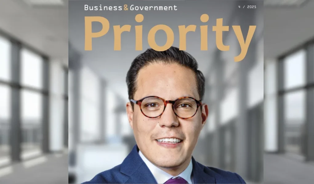 Titulní strana Priority magazínu 4/2025 s portrétem Julia Ordaze (AstraZeneca)