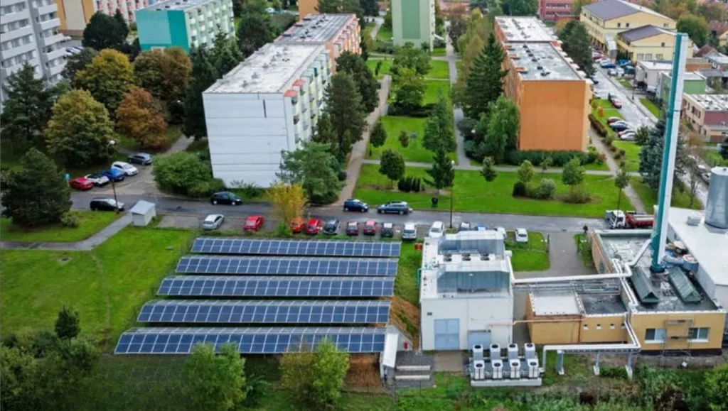 Energetická soustava v Ivančicích – fotovoltaika a technologické zázemí Energetická soustava v Ivančicích s fotovoltaickými panely a technologickým zázemím ČEZ ENERGO v obytné zástavbě, pohled z ptačí perspektivy.