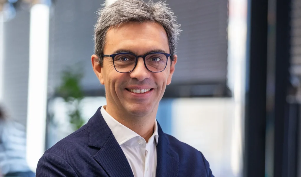 Portrét Diega Bassa, ředitele Boehringer Ingelheim CZ