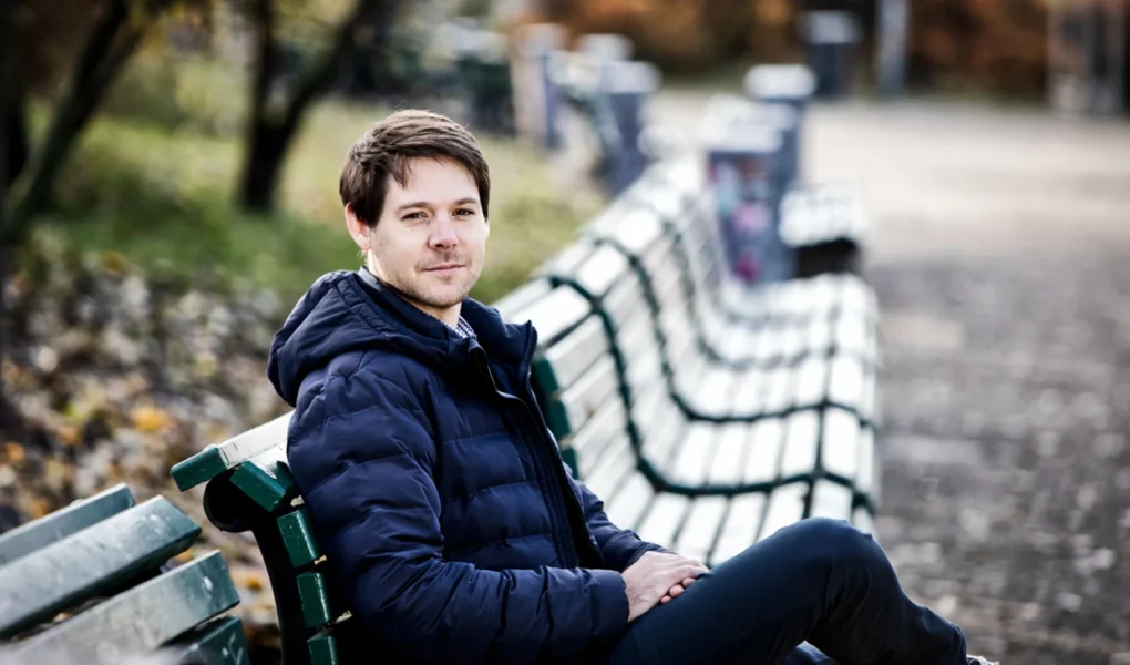 Výkonný ředitel CB21 Pharma Jan Storch na portrétní fotografii v exteriéru.