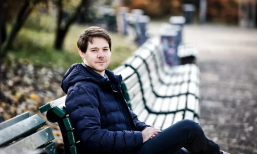 Výkonný ředitel CB21 Pharma Jan Storch na portrétní fotografii v exteriéru.