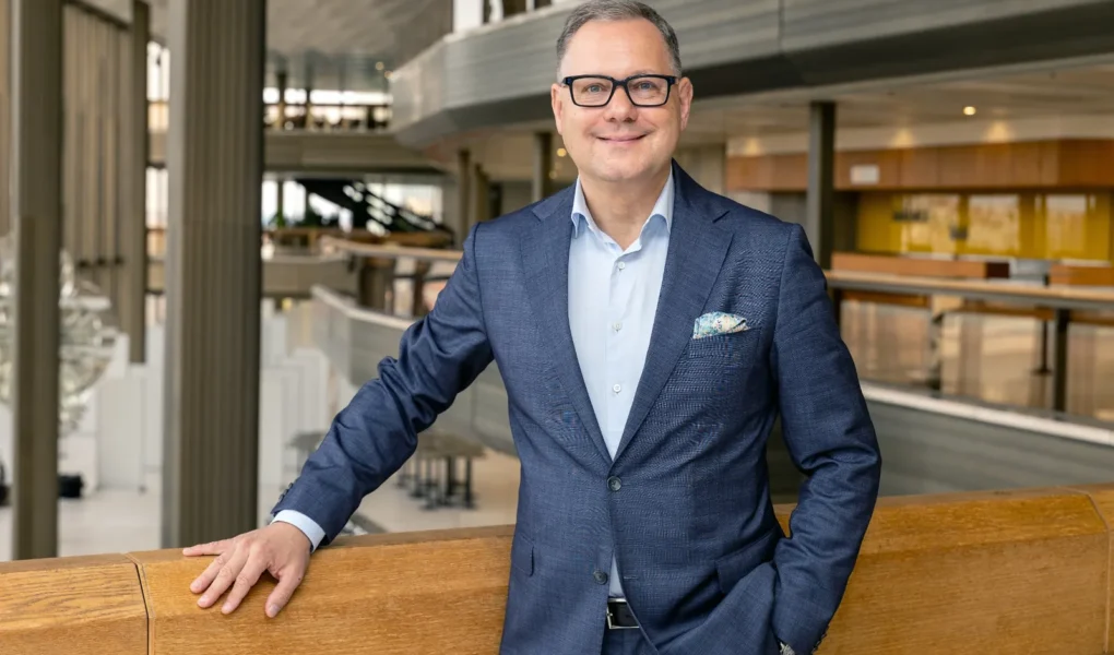 Kamil Čermák, generální ředitel ČEZ ESCO, na portrétní fotografii v interiéru moderní budovy.