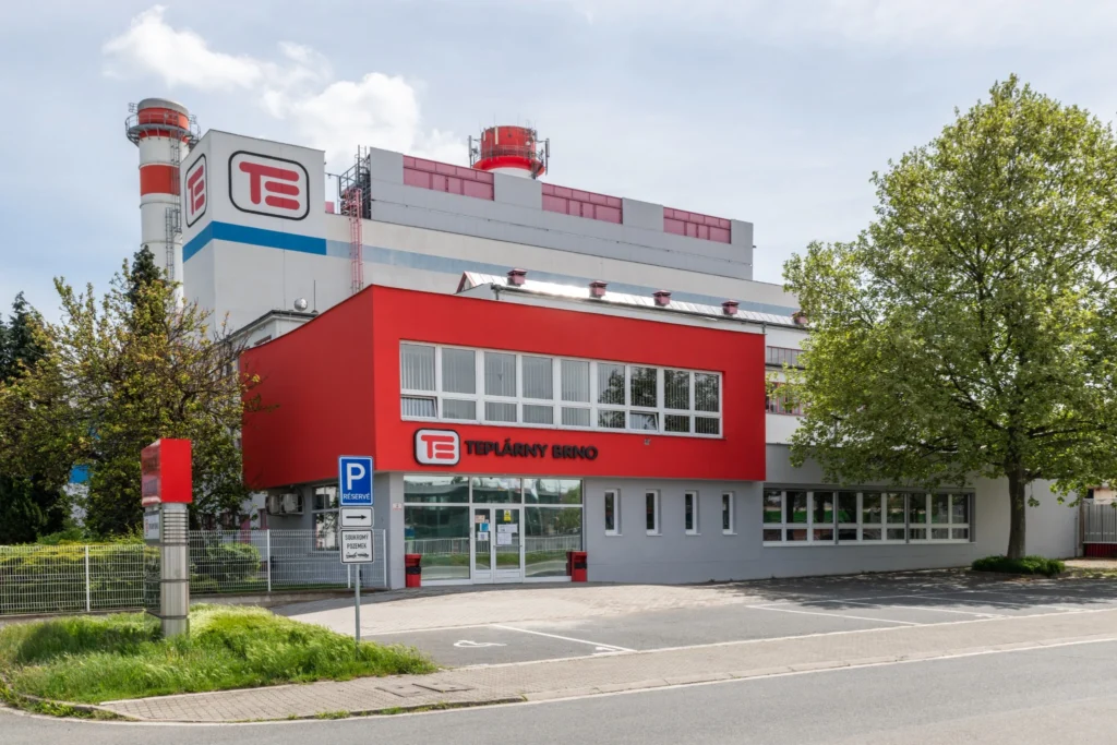Administrativní budova Tepláren Brno s logem společnosti v areálu teplárny.