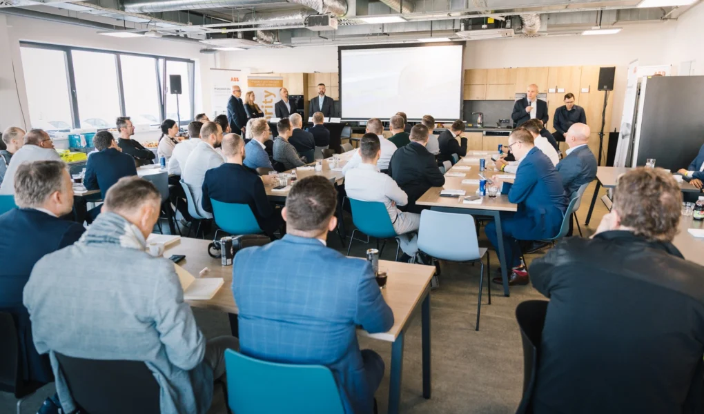 Participants at ABB’s Leaders Talk listen to a panel discussion on automation, digitalisation and education in a conference space in Mošnov.