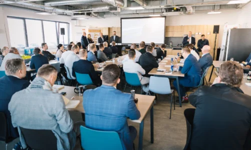 Účastníci Leaders Talk společnosti ABB poslouchají panelovou diskusi o automatizaci, digitalizaci a vzdělávání v konferenčním prostoru v Mošnově.