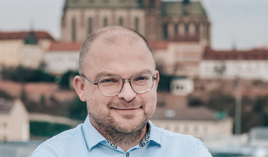 Martin Nesrsta z Avenieru při portrétním fotografování v exteriéru.