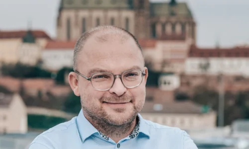Martin Nesrsta z Avenieru při portrétním fotografování v exteriéru.