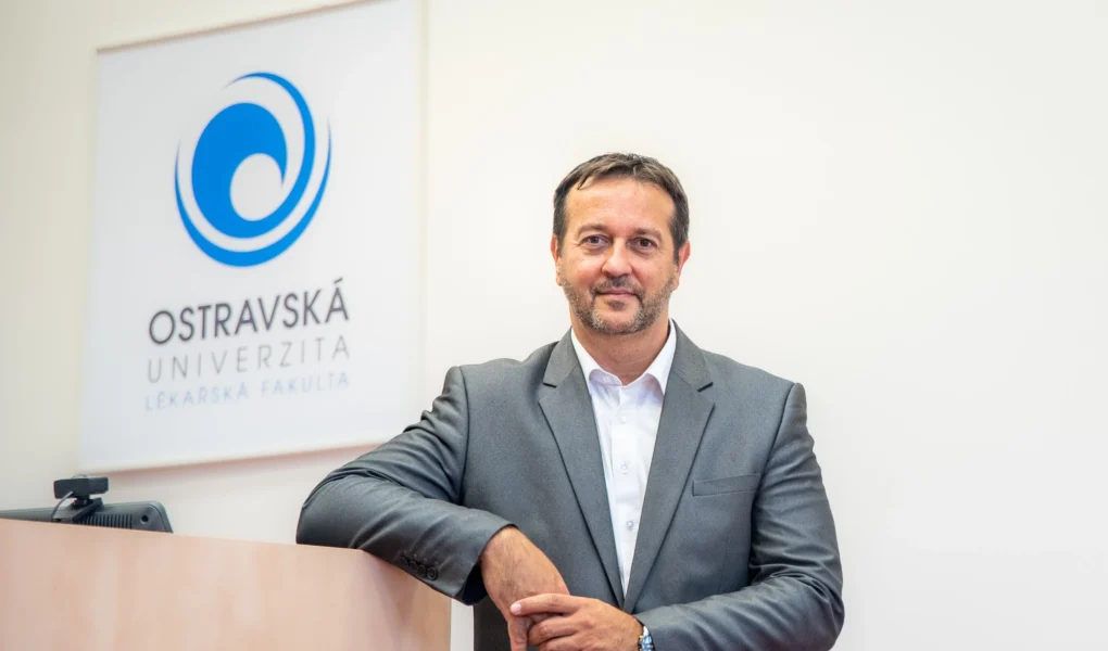 Děkan Lékařské fakulty Ostravské univerzity Rastislav Maďar u speaker pultu, v pozadí logo Ostravské univerzity a Lékařské fakulty.