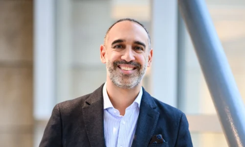 Mehrdad Doustdar, generální ředitel MSD pro Českou republiku, na portrétní fotografii v interiéru administrativní budovy.