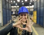 Denisa Materová v ochranné helmě v průmyslovém provozu chorvatského závodu Đuro Đaković.
